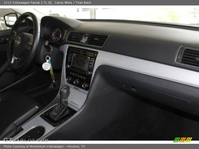 Candy White / Titan Black 2013 Volkswagen Passat 2.5L SE