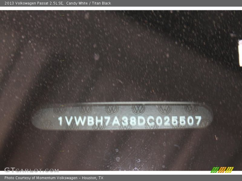 Candy White / Titan Black 2013 Volkswagen Passat 2.5L SE