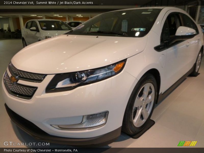 Front 3/4 View of 2014 Volt 