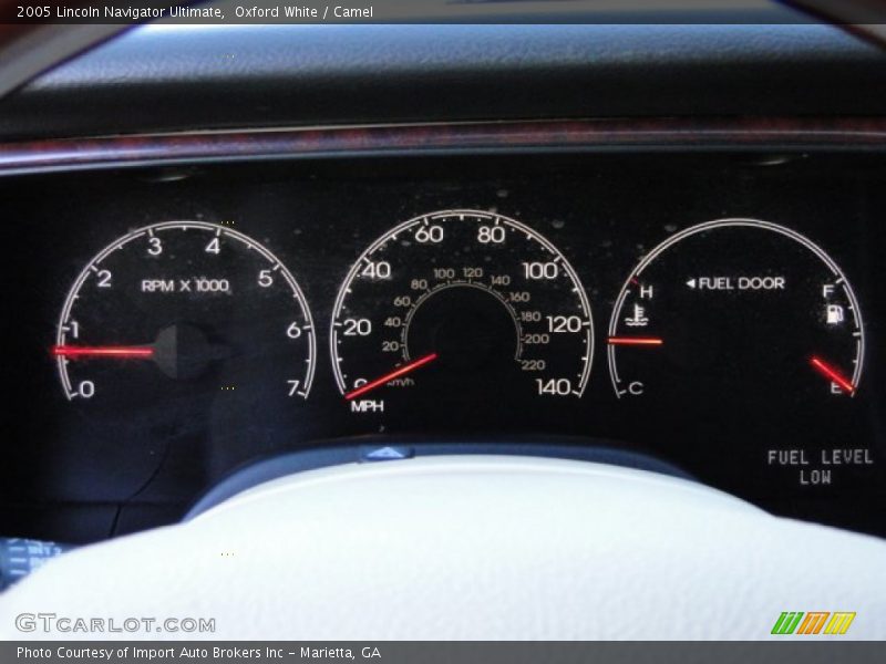 Oxford White / Camel 2005 Lincoln Navigator Ultimate