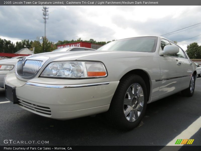 Cashmere Tri-Coat / Light Parchment/Medium Dark Parchment 2005 Lincoln Town Car Signature Limited