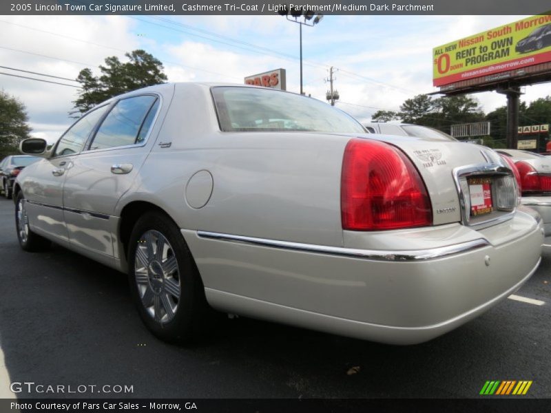 Cashmere Tri-Coat / Light Parchment/Medium Dark Parchment 2005 Lincoln Town Car Signature Limited
