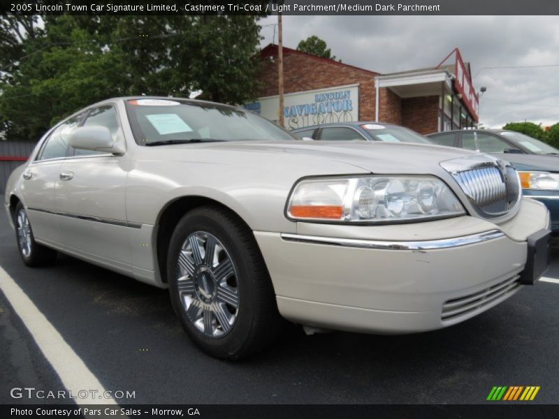 Cashmere Tri-Coat / Light Parchment/Medium Dark Parchment 2005 Lincoln Town Car Signature Limited