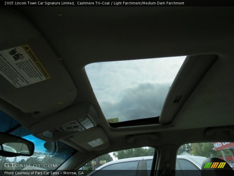 Cashmere Tri-Coat / Light Parchment/Medium Dark Parchment 2005 Lincoln Town Car Signature Limited