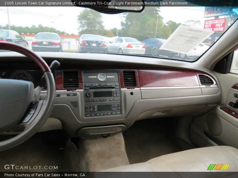 Cashmere Tri-Coat / Light Parchment/Medium Dark Parchment 2005 Lincoln Town Car Signature Limited