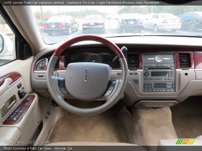 Cashmere Tri-Coat / Light Parchment/Medium Dark Parchment 2005 Lincoln Town Car Signature Limited