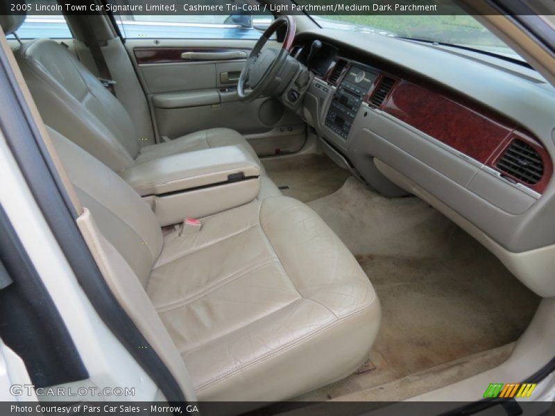 Cashmere Tri-Coat / Light Parchment/Medium Dark Parchment 2005 Lincoln Town Car Signature Limited