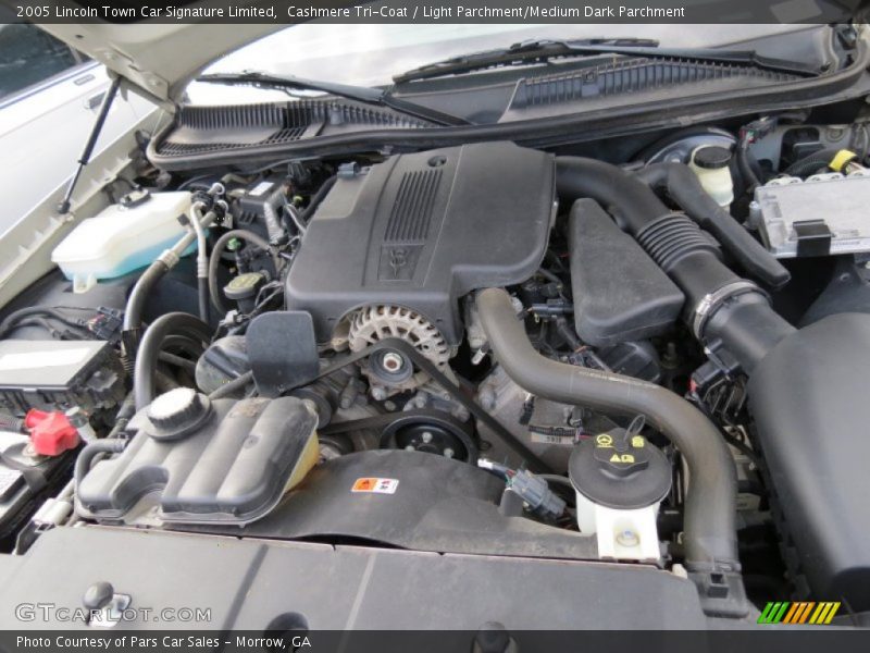 Cashmere Tri-Coat / Light Parchment/Medium Dark Parchment 2005 Lincoln Town Car Signature Limited