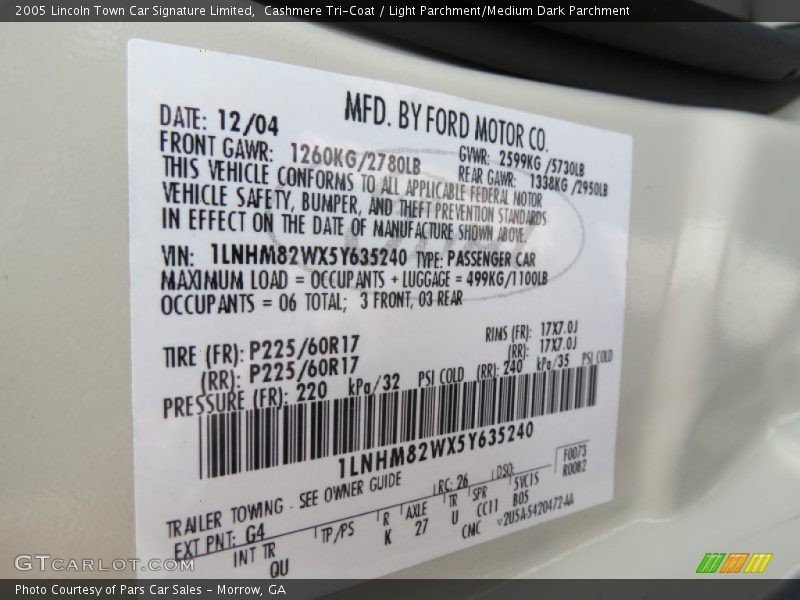 Cashmere Tri-Coat / Light Parchment/Medium Dark Parchment 2005 Lincoln Town Car Signature Limited