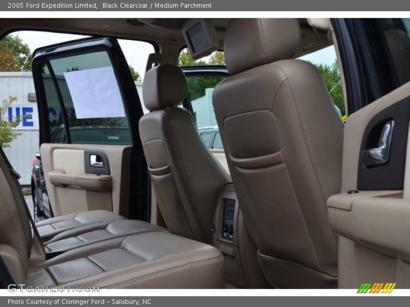 Black Clearcoat / Medium Parchment 2005 Ford Expedition Limited