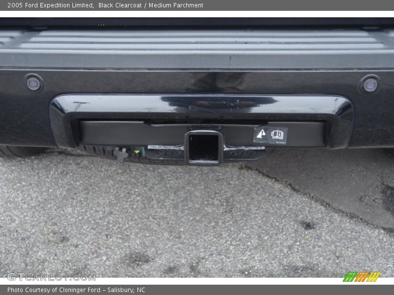 Black Clearcoat / Medium Parchment 2005 Ford Expedition Limited