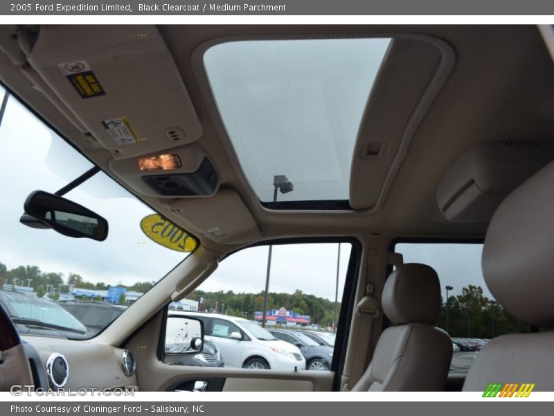Black Clearcoat / Medium Parchment 2005 Ford Expedition Limited