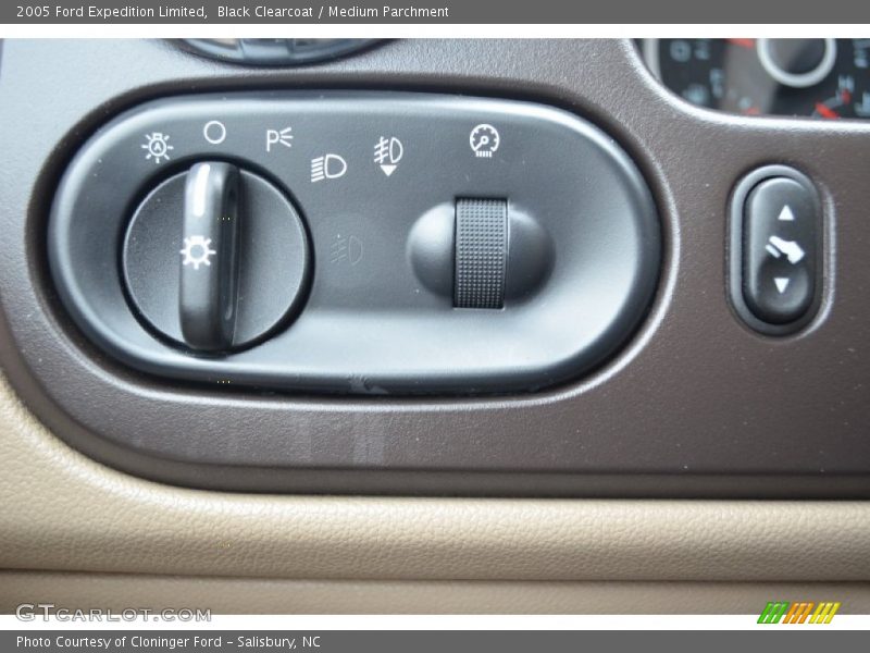 Black Clearcoat / Medium Parchment 2005 Ford Expedition Limited