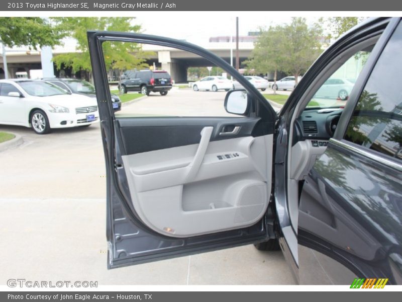 Magnetic Gray Metallic / Ash 2013 Toyota Highlander SE