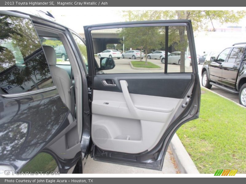 Magnetic Gray Metallic / Ash 2013 Toyota Highlander SE