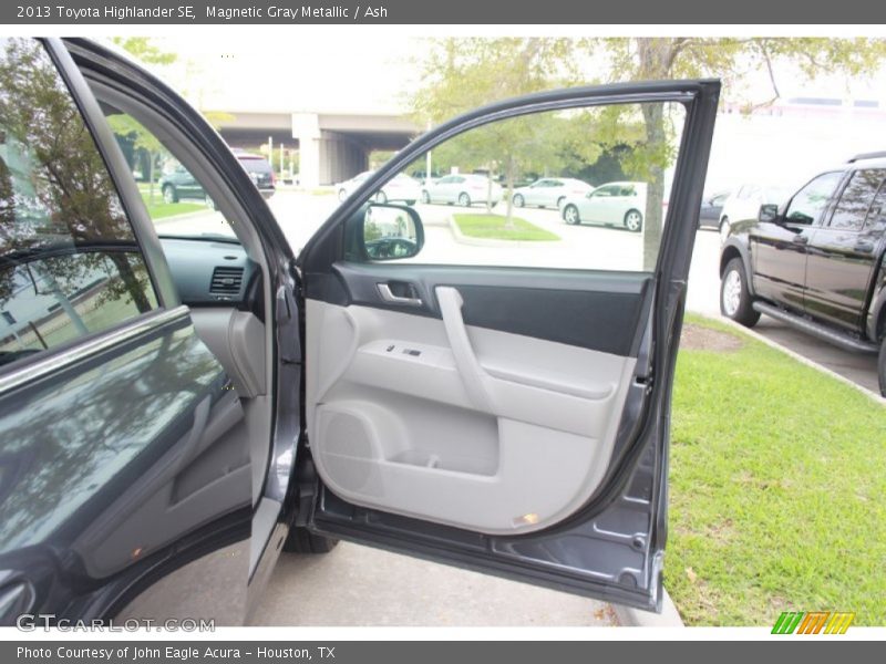 Magnetic Gray Metallic / Ash 2013 Toyota Highlander SE
