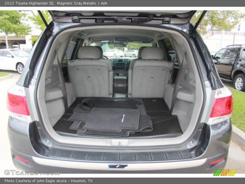 Magnetic Gray Metallic / Ash 2013 Toyota Highlander SE