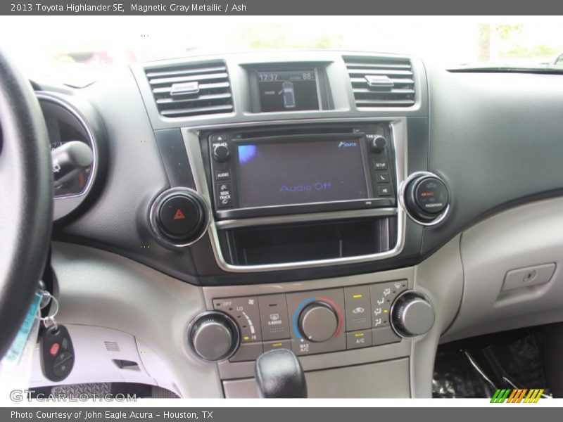 Magnetic Gray Metallic / Ash 2013 Toyota Highlander SE