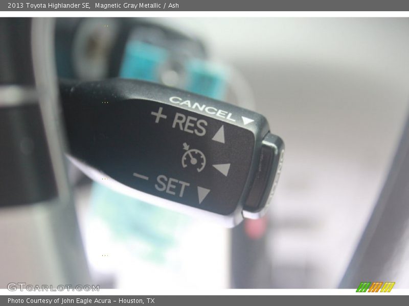 Magnetic Gray Metallic / Ash 2013 Toyota Highlander SE