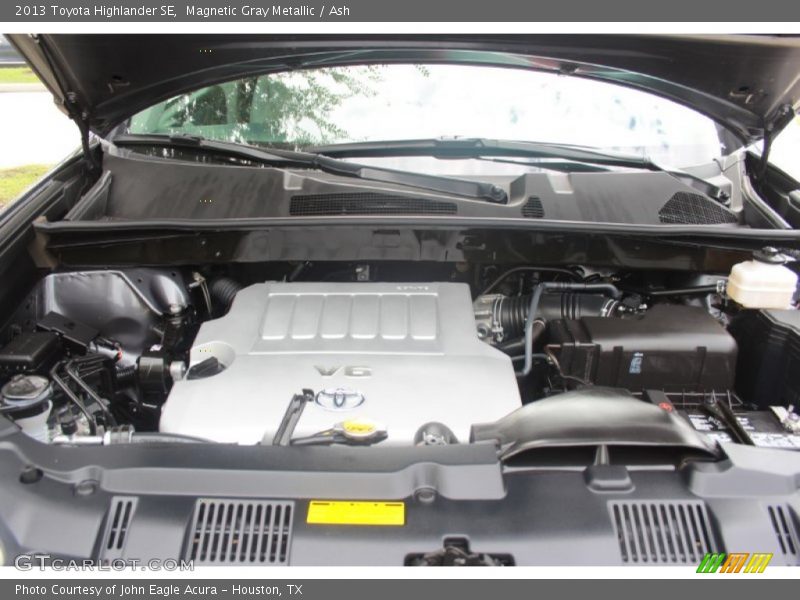 Magnetic Gray Metallic / Ash 2013 Toyota Highlander SE