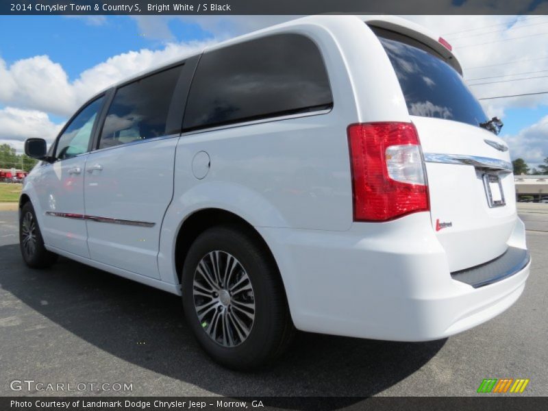 Bright White / S Black 2014 Chrysler Town & Country S