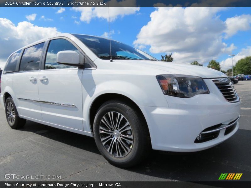 Bright White / S Black 2014 Chrysler Town & Country S