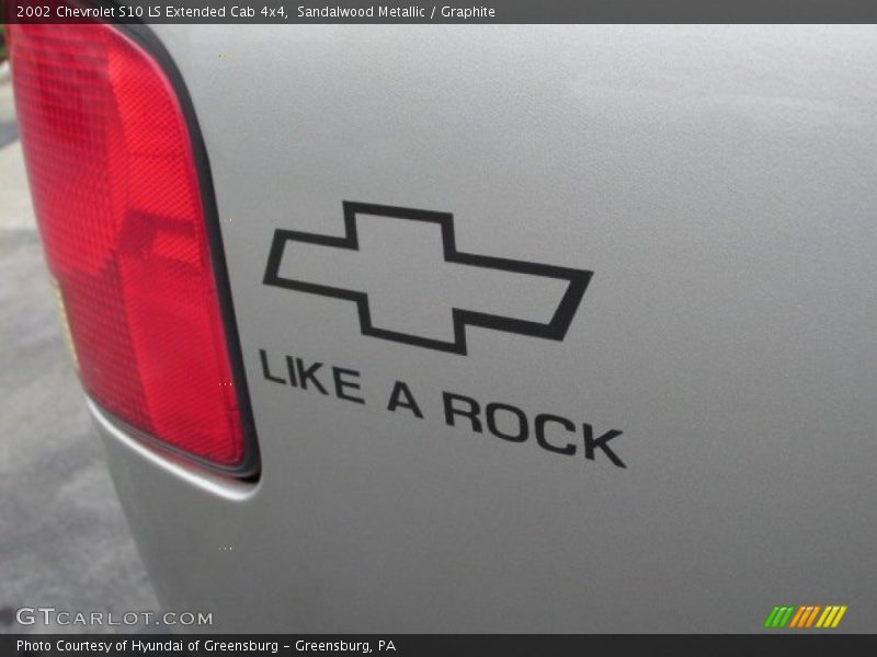 Sandalwood Metallic / Graphite 2002 Chevrolet S10 LS Extended Cab 4x4