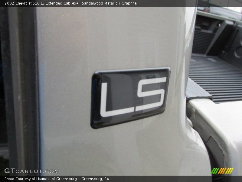 Sandalwood Metallic / Graphite 2002 Chevrolet S10 LS Extended Cab 4x4