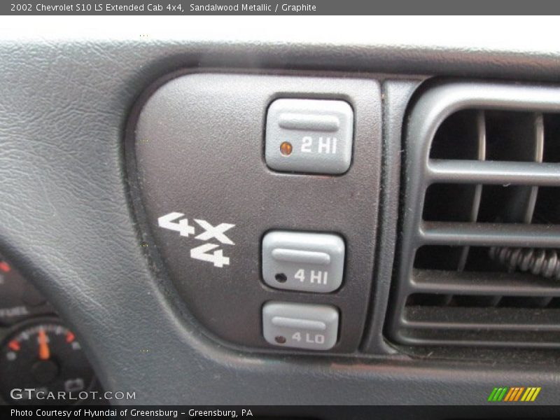 Sandalwood Metallic / Graphite 2002 Chevrolet S10 LS Extended Cab 4x4