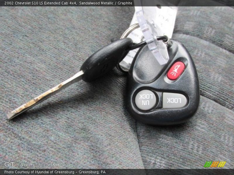 Sandalwood Metallic / Graphite 2002 Chevrolet S10 LS Extended Cab 4x4