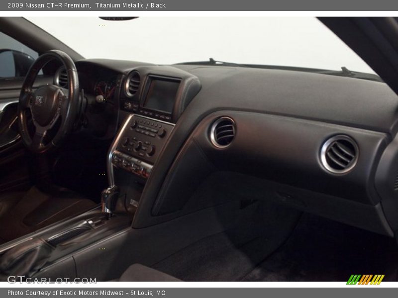 Dashboard of 2009 GT-R Premium