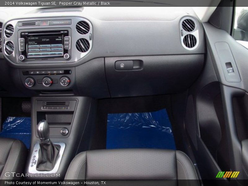 Pepper Gray Metallic / Black 2014 Volkswagen Tiguan SE