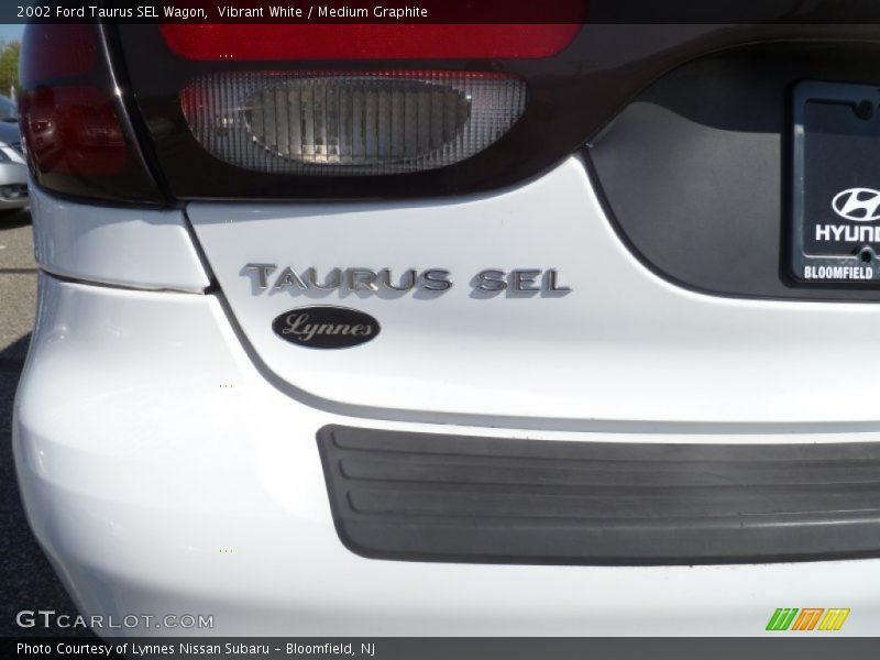 Vibrant White / Medium Graphite 2002 Ford Taurus SEL Wagon
