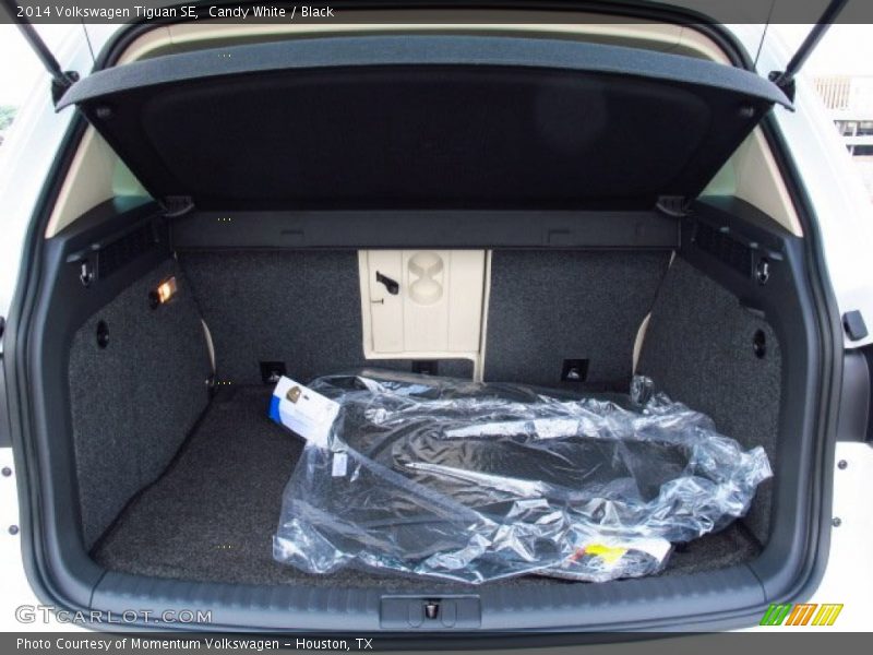 Candy White / Black 2014 Volkswagen Tiguan SE