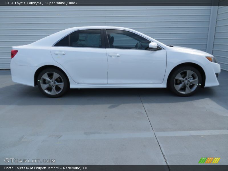 Super White / Black 2014 Toyota Camry SE
