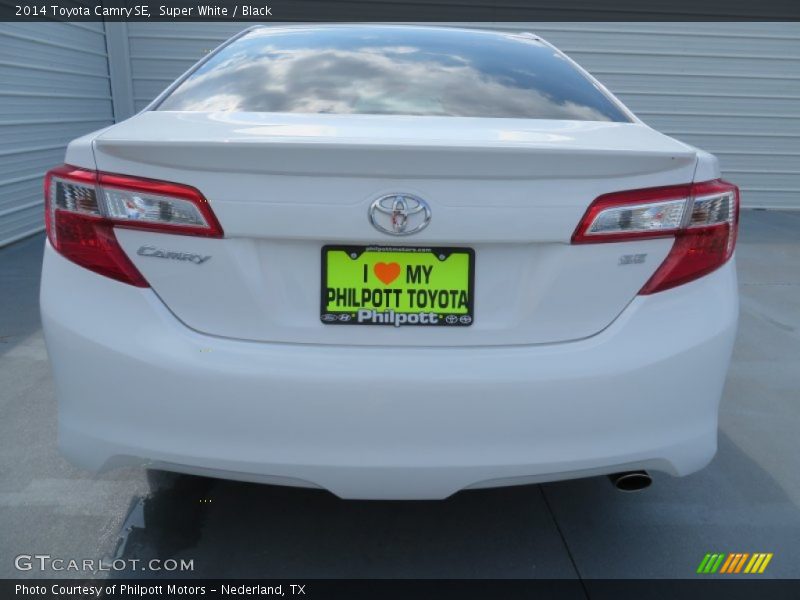 Super White / Black 2014 Toyota Camry SE