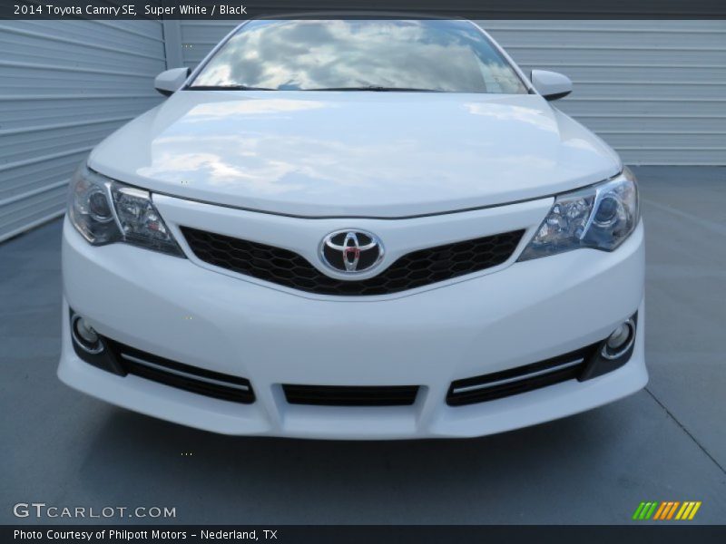 Super White / Black 2014 Toyota Camry SE