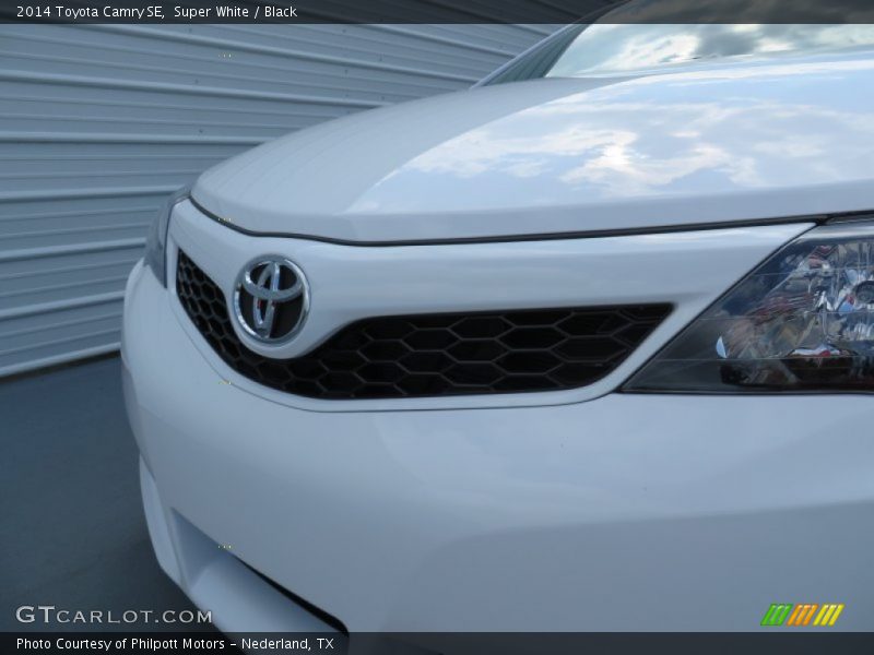 Super White / Black 2014 Toyota Camry SE