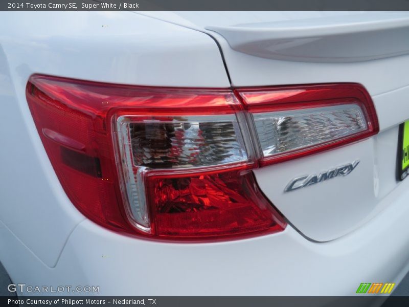 Super White / Black 2014 Toyota Camry SE