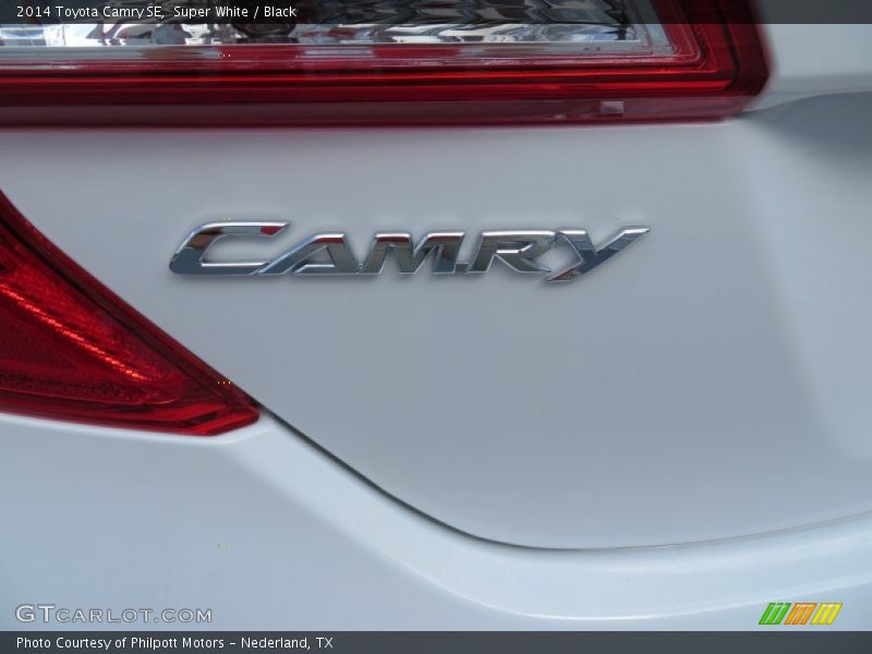 Super White / Black 2014 Toyota Camry SE