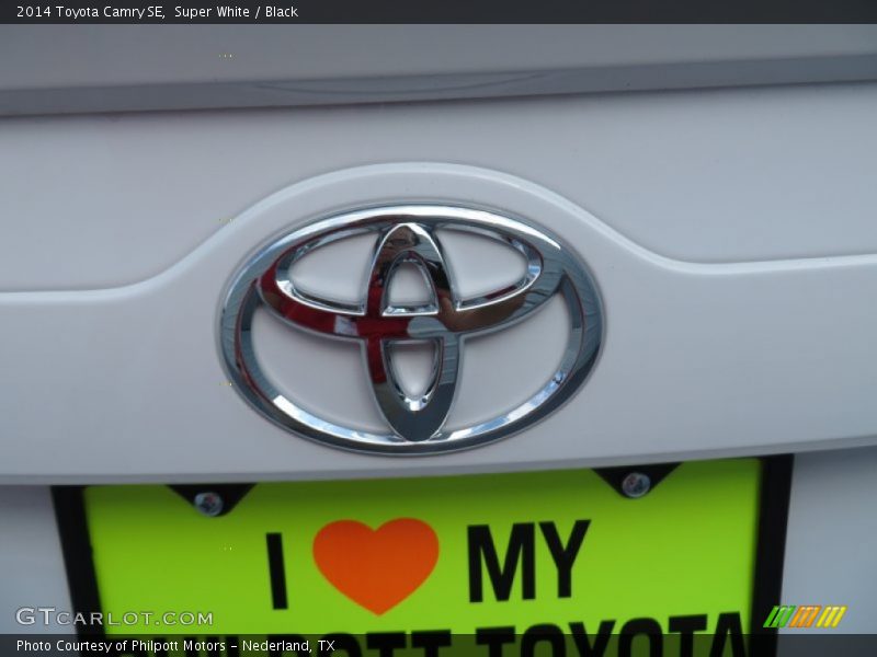Super White / Black 2014 Toyota Camry SE