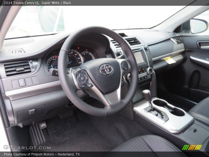 Super White / Black 2014 Toyota Camry SE