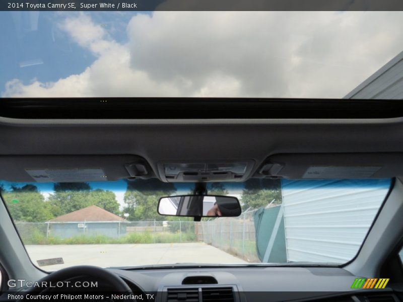 Super White / Black 2014 Toyota Camry SE