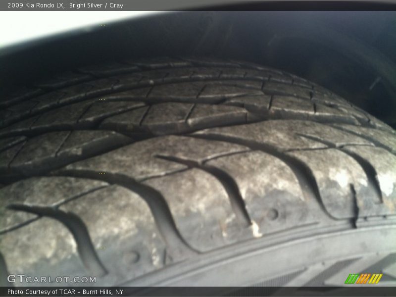 Bright Silver / Gray 2009 Kia Rondo LX