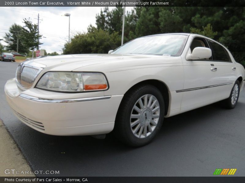 Vibrant White / Medium Dark Parchment/Light Parchment 2003 Lincoln Town Car Executive