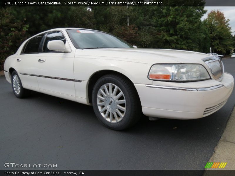 Vibrant White / Medium Dark Parchment/Light Parchment 2003 Lincoln Town Car Executive