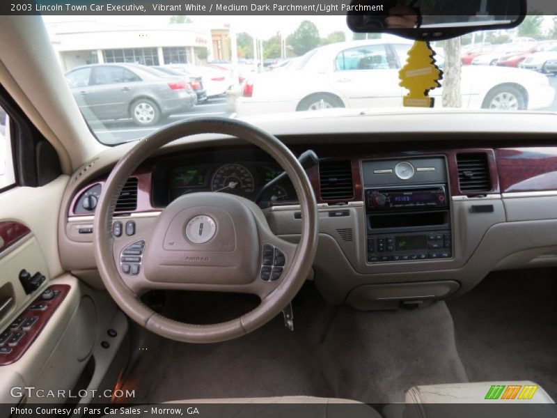 Vibrant White / Medium Dark Parchment/Light Parchment 2003 Lincoln Town Car Executive