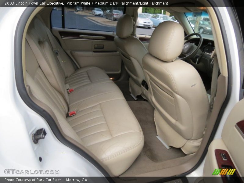 Vibrant White / Medium Dark Parchment/Light Parchment 2003 Lincoln Town Car Executive