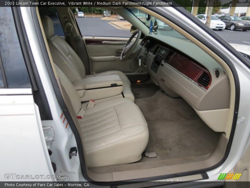 Vibrant White / Medium Dark Parchment/Light Parchment 2003 Lincoln Town Car Executive