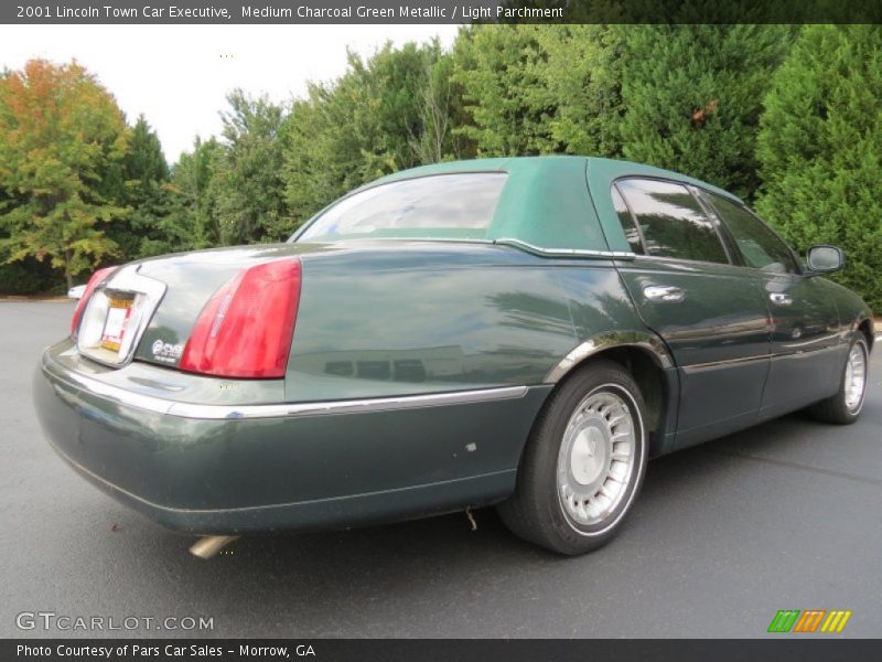 Medium Charcoal Green Metallic / Light Parchment 2001 Lincoln Town Car Executive